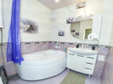 One-Bedroom Apartment image 3