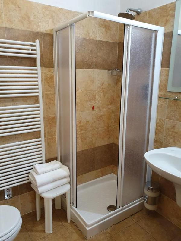 Standard Twin Room image 2