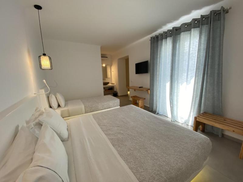 Deluxe Quadruple Room image 3