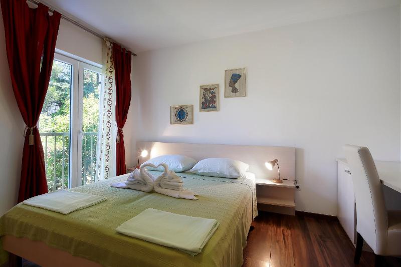 Deluxe King Room image 3