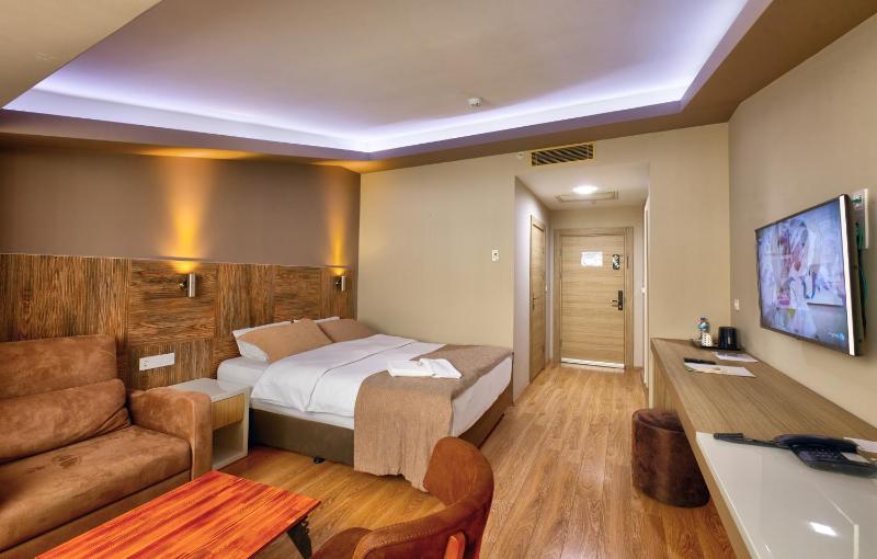 Deluxe Triple Room image 1