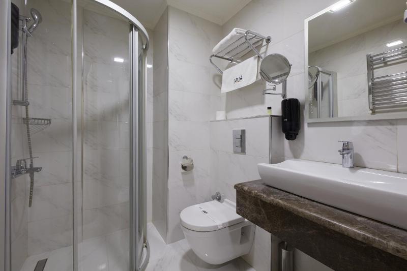 Deluxe Triple Room image 3