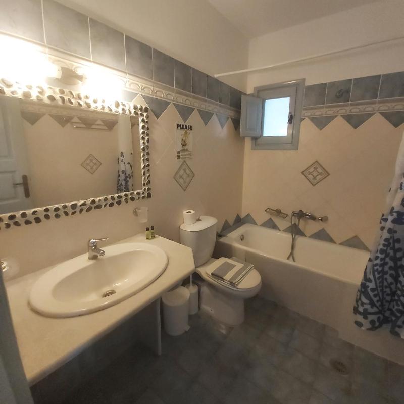 Economy Quadruple Room image 2