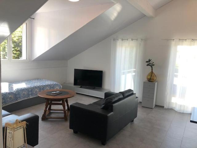 One-Bedroom Apartment image 3