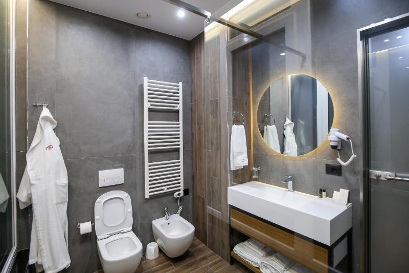 Deluxe Double Room with Side Sea View image 2