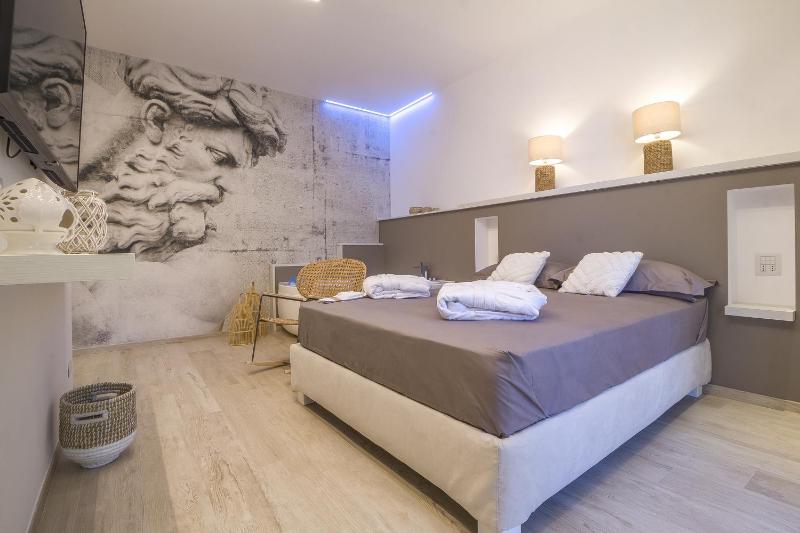 Double Room with Spa Bath image 2
