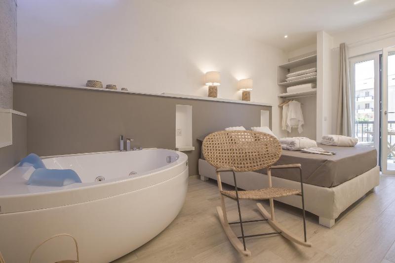 Double Room with Spa Bath image 1