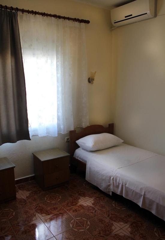 Standard Twin Room with Shared Bathroom image 2
