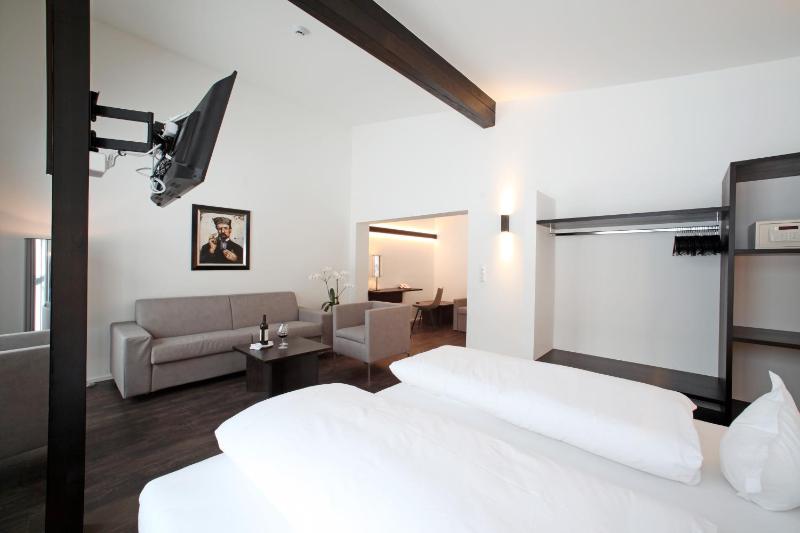 Quadruple Room image 2