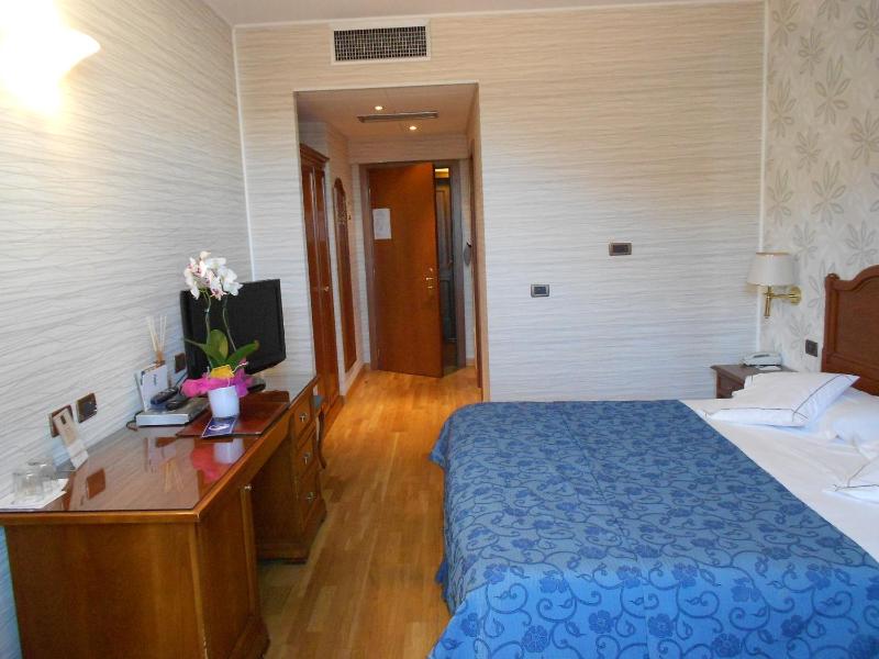 Double or Twin Room image 3