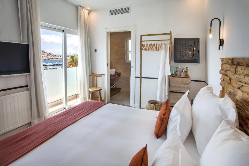 Double Room with Balcony and Sea View image 4