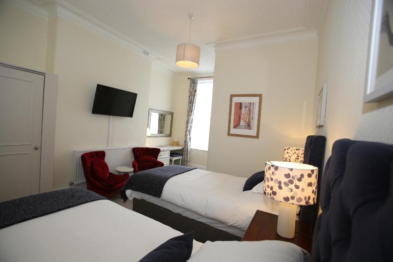 Deluxe Twin Room image 3