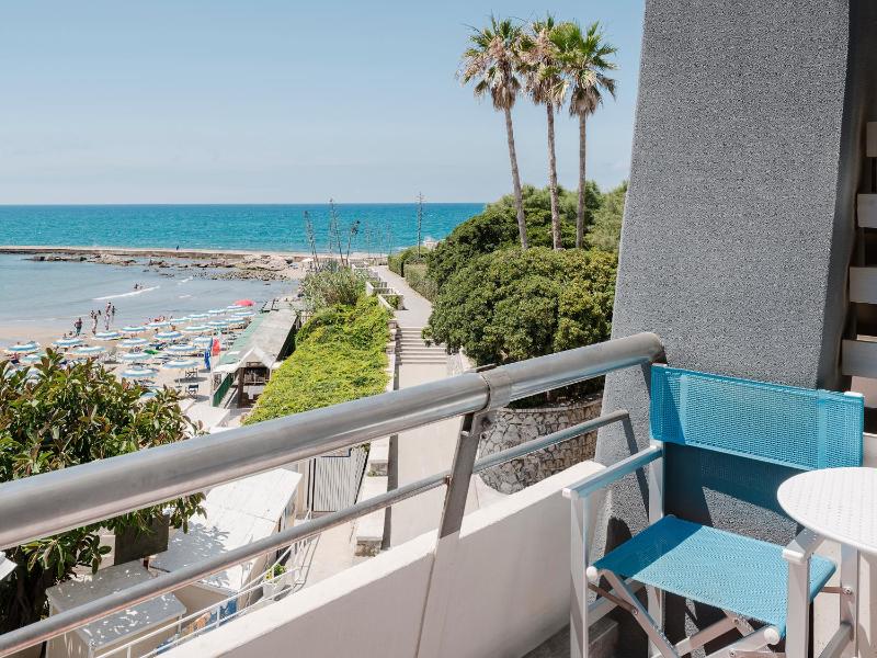 Double Room with Sea View image 3
