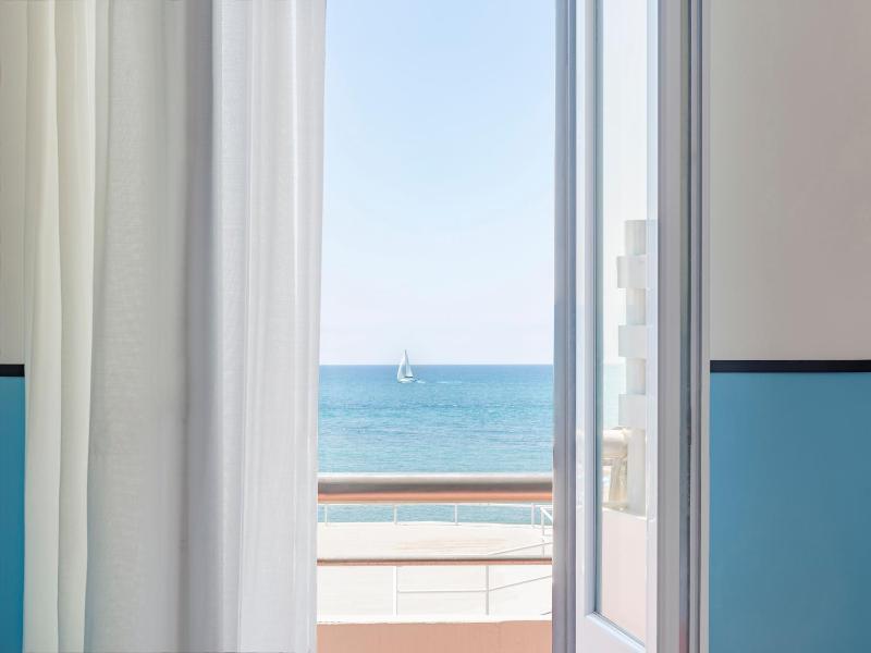 Double Room with Sea View image 4
