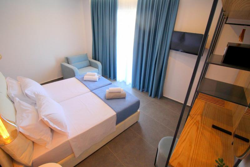 Double or Twin Room with Balcony image 4