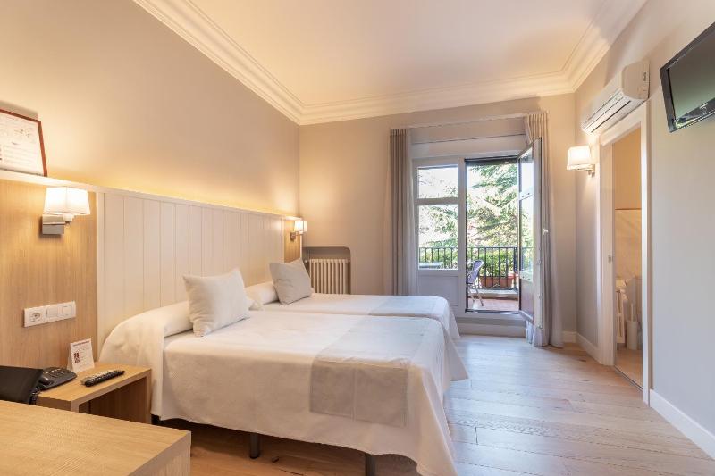 Twin Room image 1