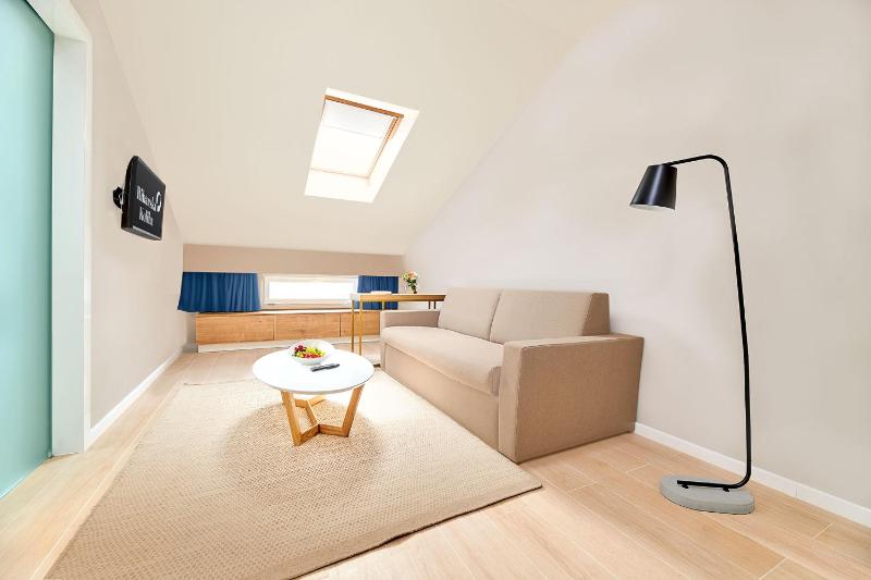 Suite with Balcony and Sea View image 4