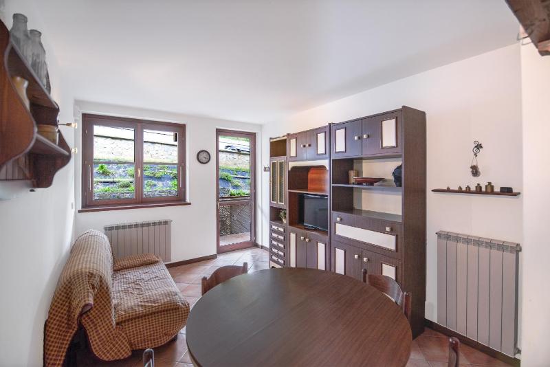 One-Bedroom Apartment image 2