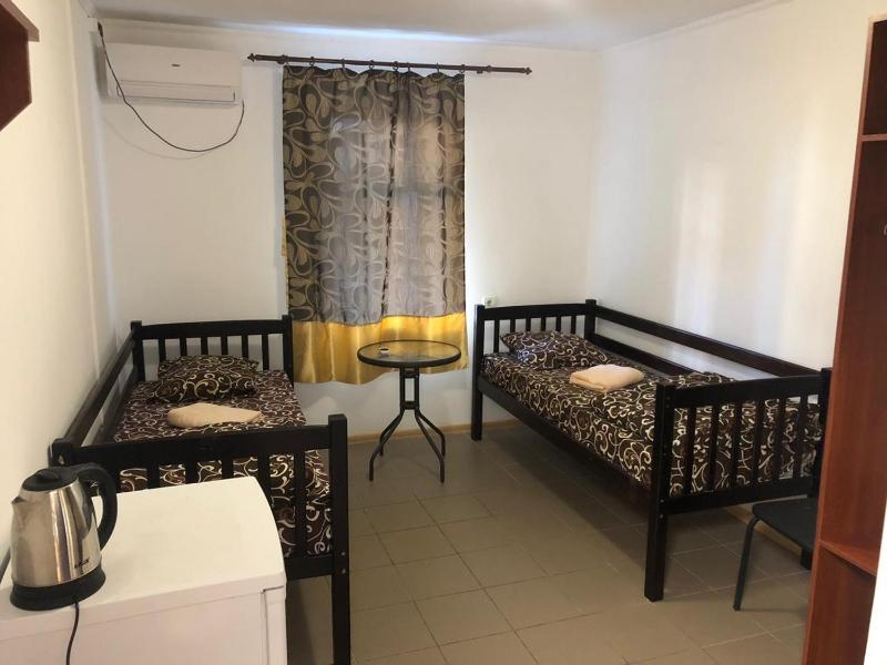 Twin Room with Bathroom image 4