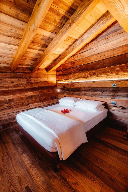 Suite with Hot Tub and Sauna image 4