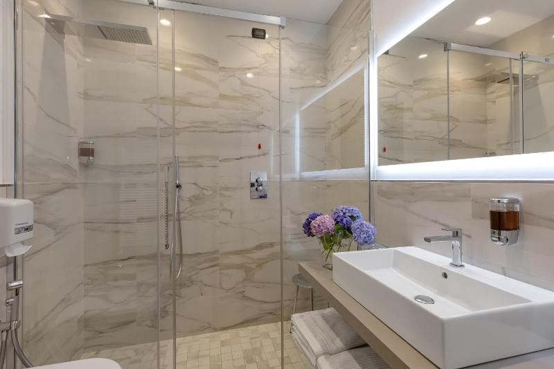 Junior Suite with Balcony image 4