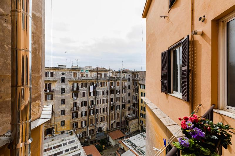 Twin Room with Private External Bathroom image 1