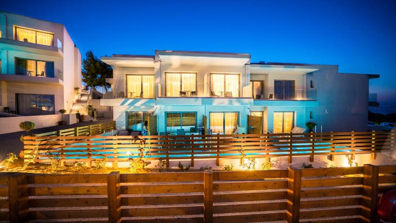 Deluxe Double or Twin Room with Balcony image 4