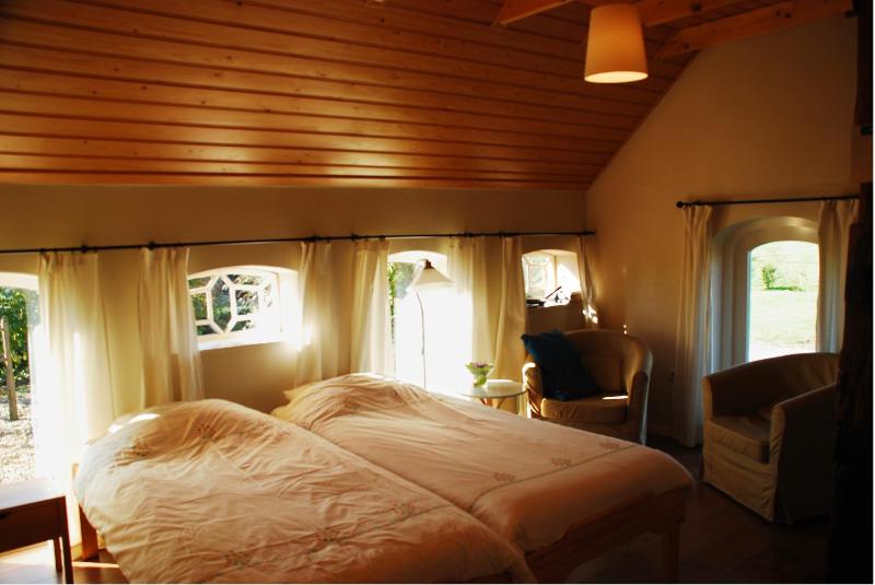Twin Room image 4