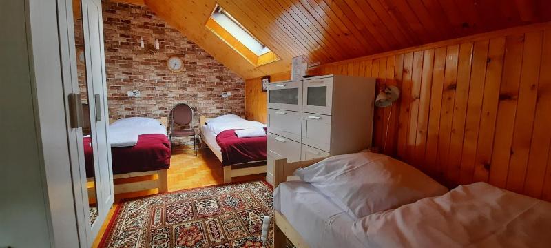 Triple Room with Shared Bathroom image 2