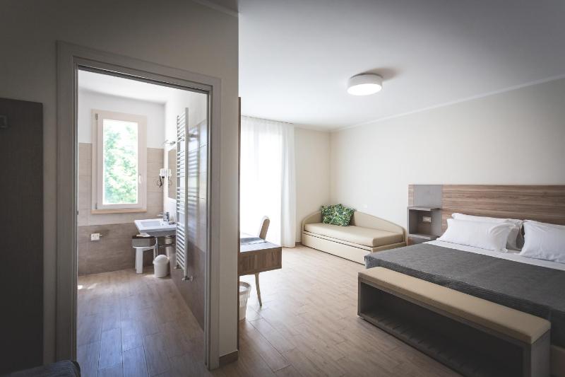 Superior Quadruple Room image 4