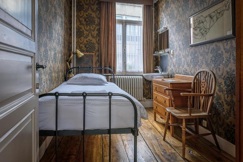 Single Room image 3