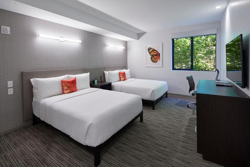 Standard Two Queen Beds - Non-Smoking image 2