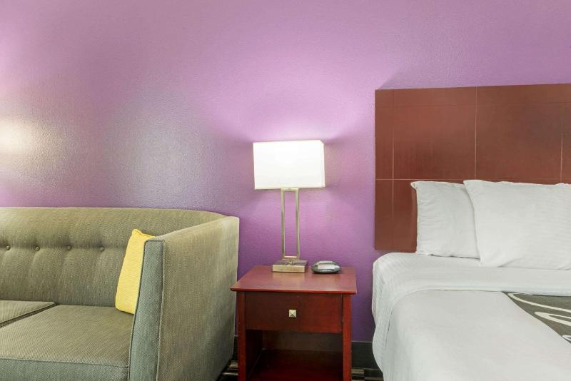 Deluxe King Room image 1