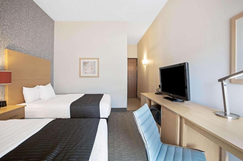 Queen Room with Two Queen Beds - Disability Access image 2