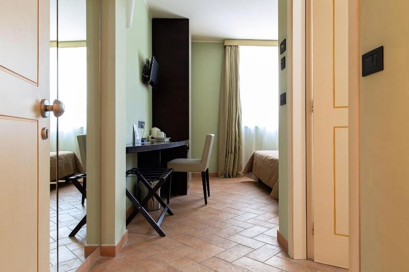 Double or Twin Room image 4
