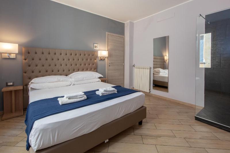 Double Room with Private External Bathroom image 2
