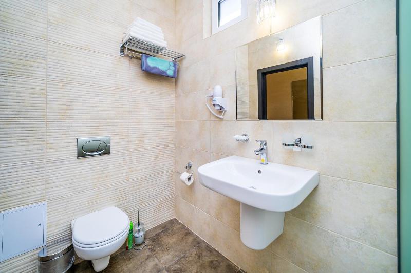 Large Double or Twin Room image 3