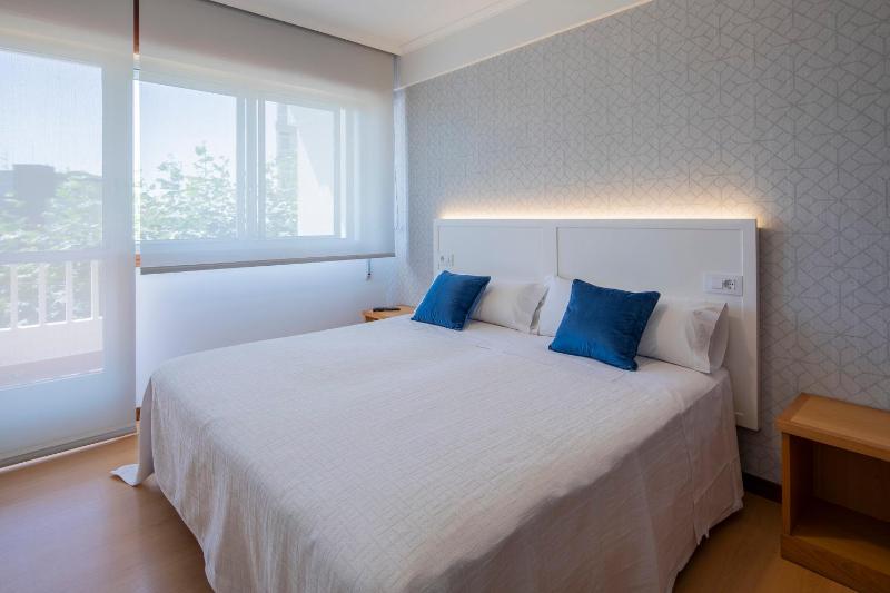 Deluxe Double or Twin Room with Balcony image 1
