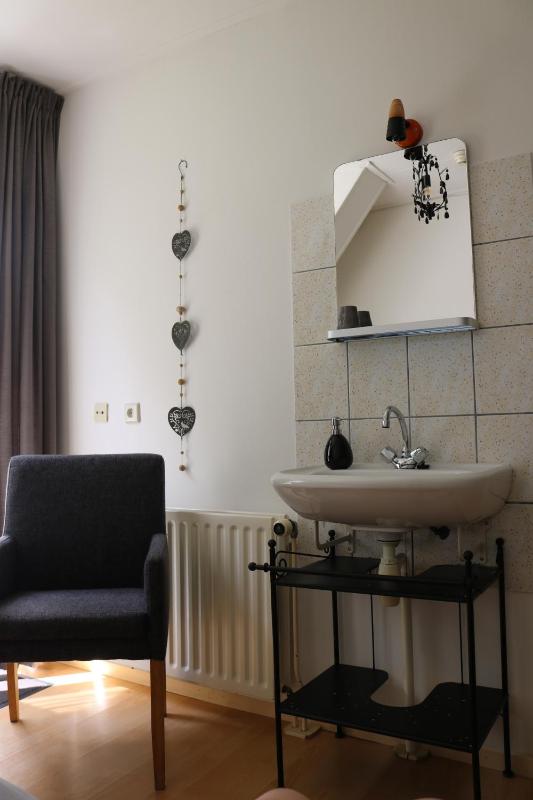 Small Single Room image 3