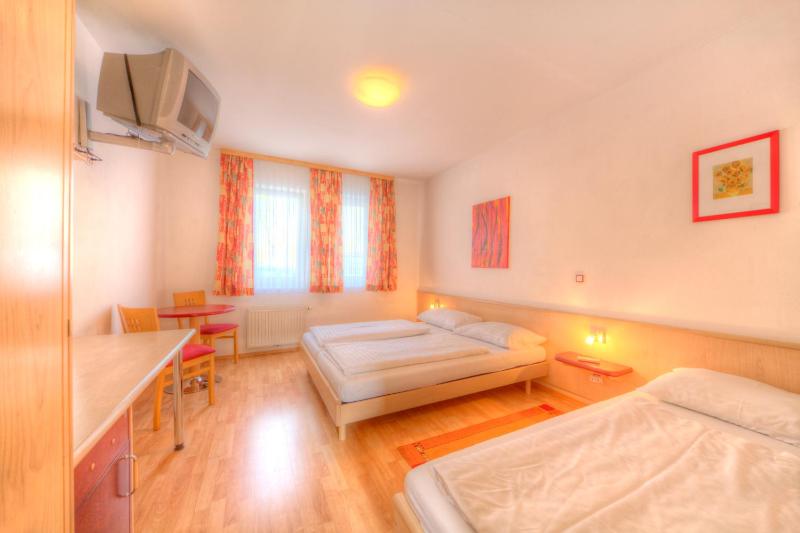 Standard Triple Room image 2