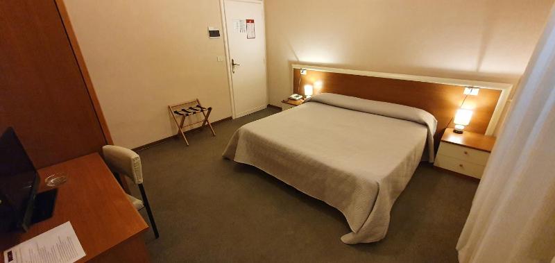 Double Room image 3