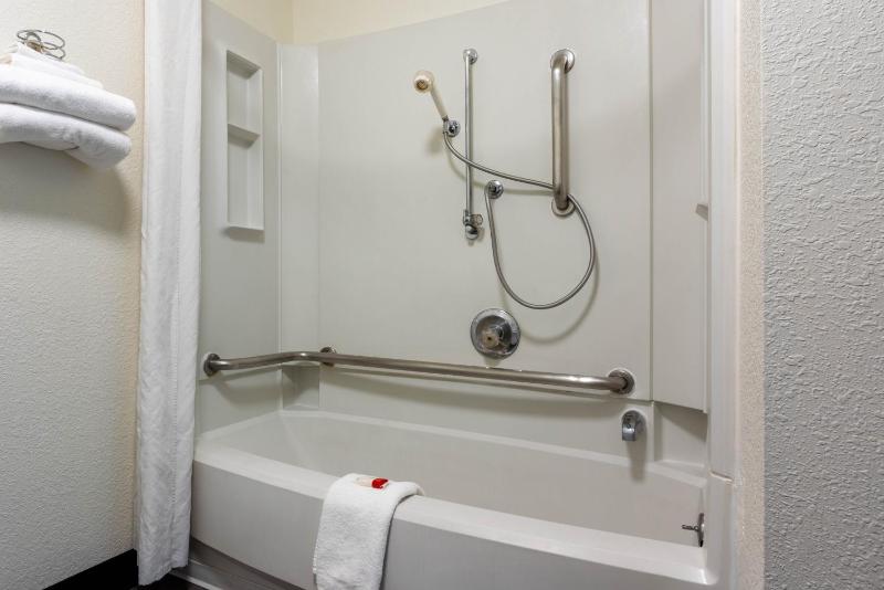 Queen Room - Mobility Access/Non-Smoking image 2