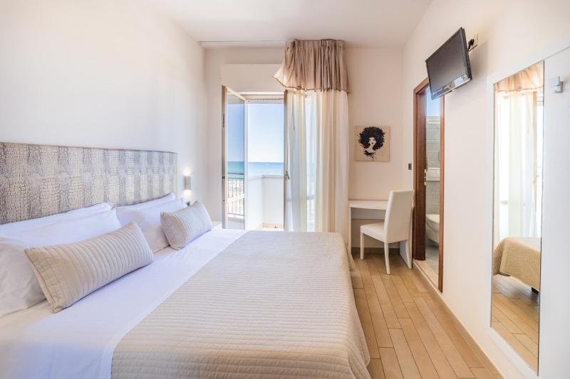 Double Room with Balcony and Sea View image 3