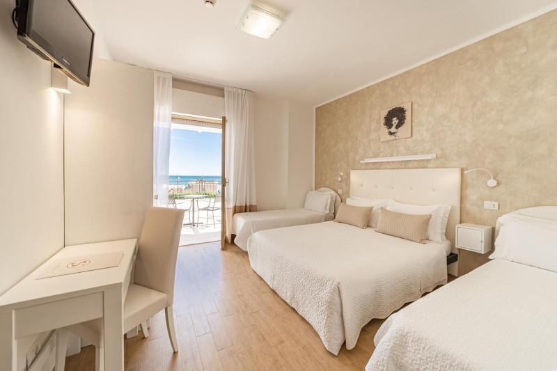 Double Room with Balcony and Sea View image 1