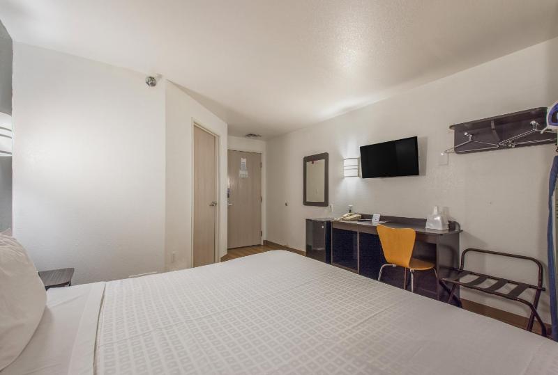 King Room - Non-Smoking image 2