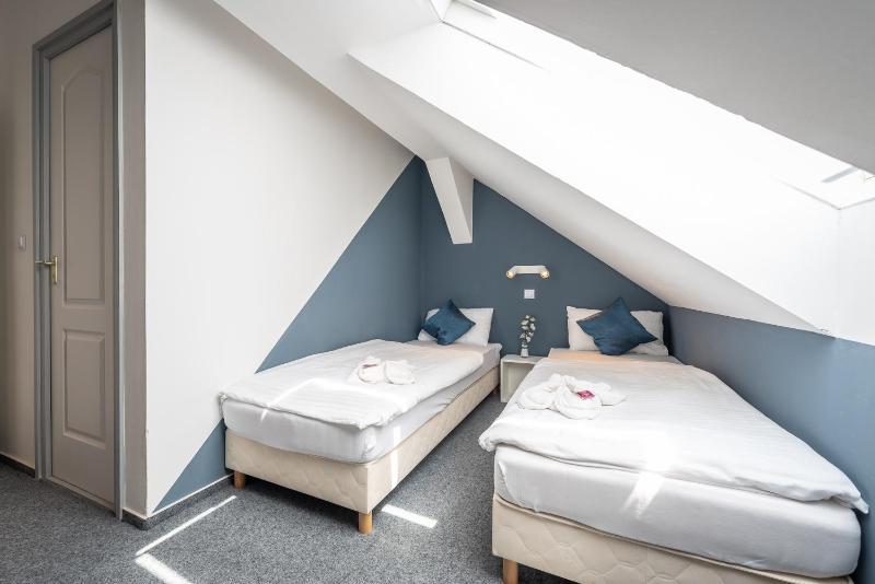 Quadruple Room with Private Bathroom image 3
