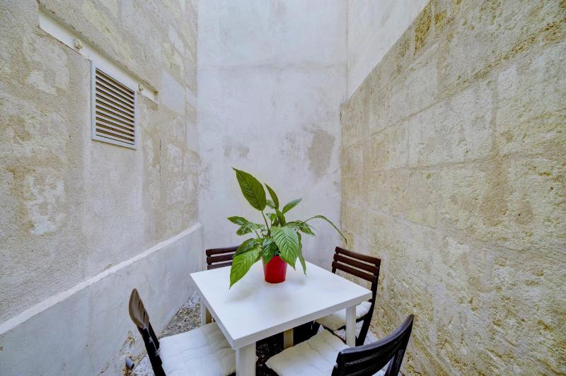 One-Bedroom Apartment image 4