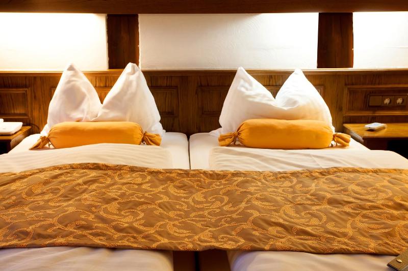 Queen Room with Two Queen Beds image 4