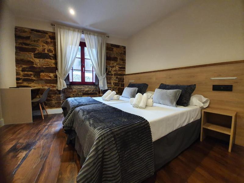 Twin Room image 2