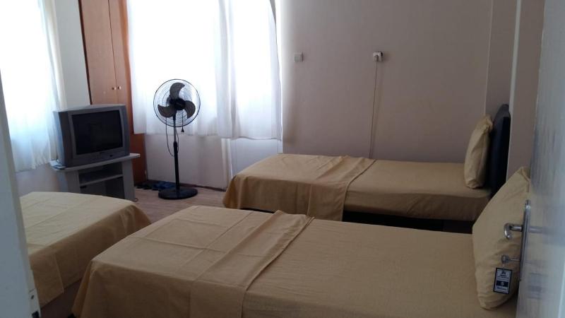 Economy Triple Room with Shared Bathroom image 2